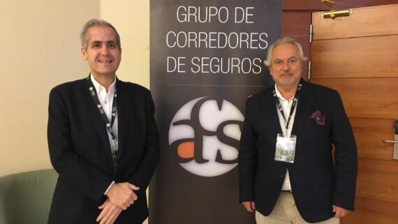 Florentino Pastor president del Col.legi d’Alacant i Víctor Domingo, directir d'Expansió Territorial de Mutuacat durant el Congrés de l'ACS-CV