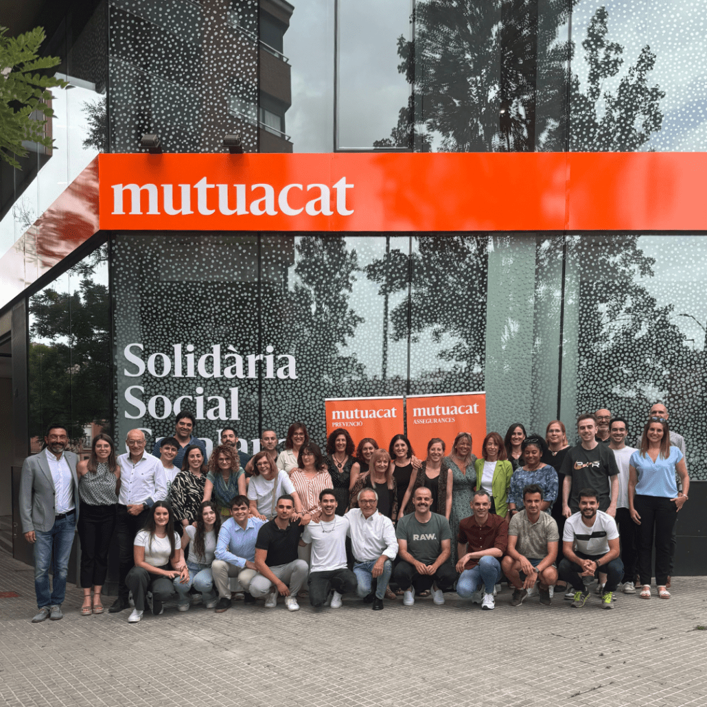 L'equip del grup Mutuacat davant de la seu de l'asseguradora retotada amb la nova imatge