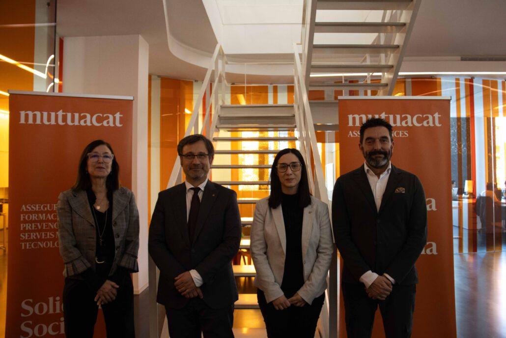 Mercè Piñot, presidenta de Mutucat, F. Xavier Vila, conseller de política Lingüística, Tania Infante, regidora de Llengua i Cultura de l'ajuntament de Manresa i Sergi Macià, director general de Mutuacat