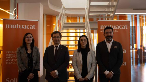 Mercè Piñot, presidenta de Mutucat, F. Xavier Vila, conseller de política Lingüística, Tania Infante, regidora de Llengua i Cultura de l'ajuntament de Manresa i Sergi Macià, director general de Mutuacat