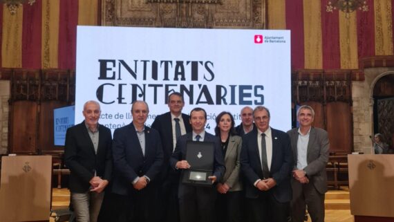 El president de la Federació de Mutualitats amb diferents representats d'entitats associada despré sde rebre la distinció com a entitat centenària