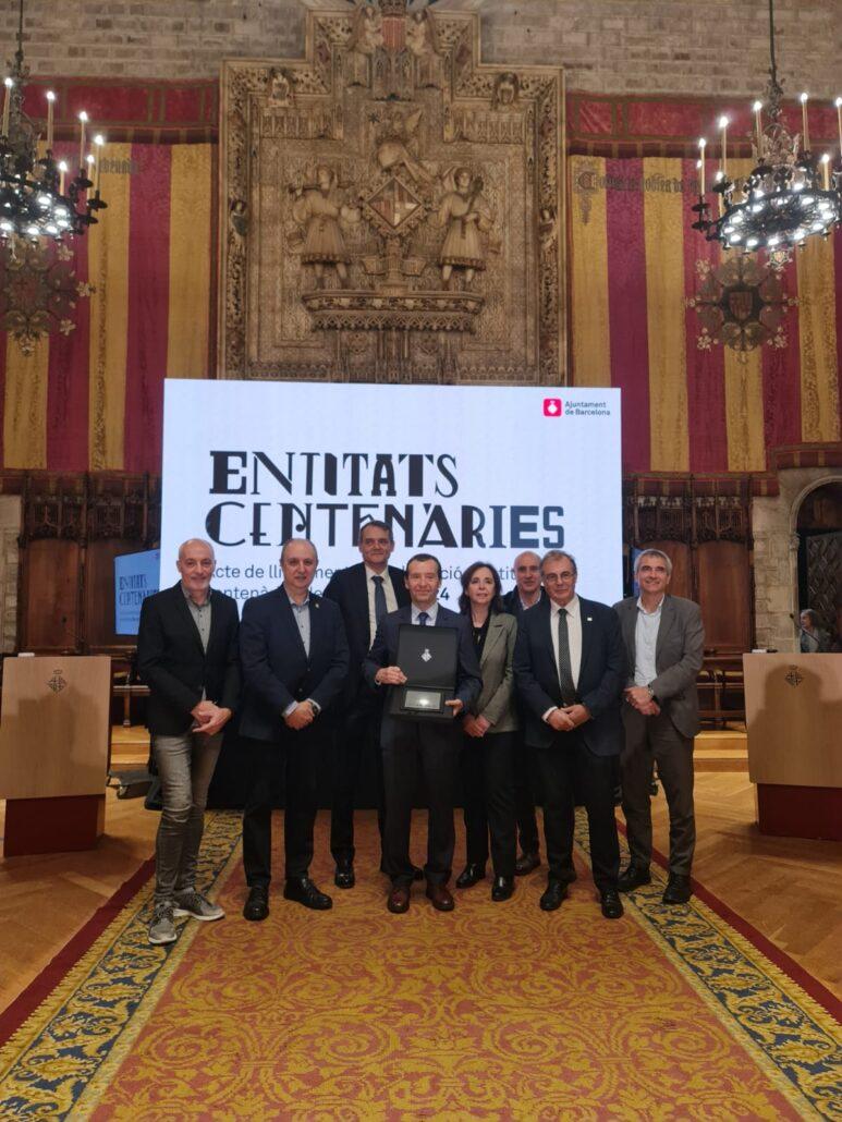 El president de la Federació de Mutualitats amb diferents representats d'entitats associada despré sde rebre la distinció com a entitat centenària