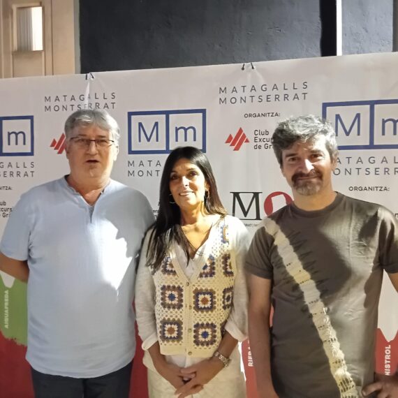 Pere Vicenç, coordinador de la travessa Matagalls- Montserrat, Gemma Soley, delegada territorial de Mutuacat i Jordi Pi, president del Club Excursionista de Gracia