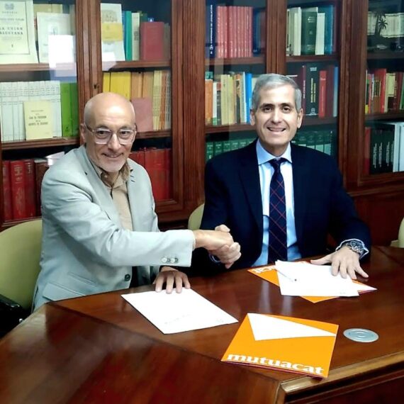 Leo Martínez, directiu de Mutuacat i Florentino Pastor, president del Col·legi de Mediadors d'Alacant, en la signatura del conveni