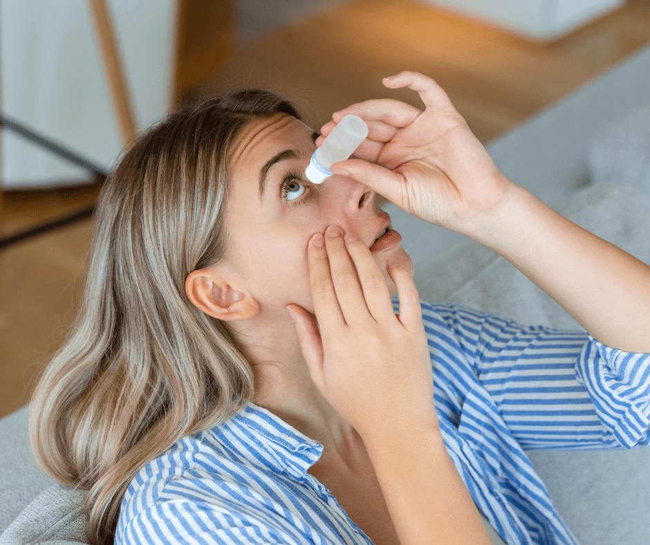 Noia posant-se gotes als ulls per tractar la conjuntivitis