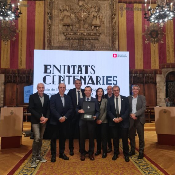 El president de la Federació de Mutualitats amb diferents representats d'entitats associada despré sde rebre la distinció com a entitat centenària