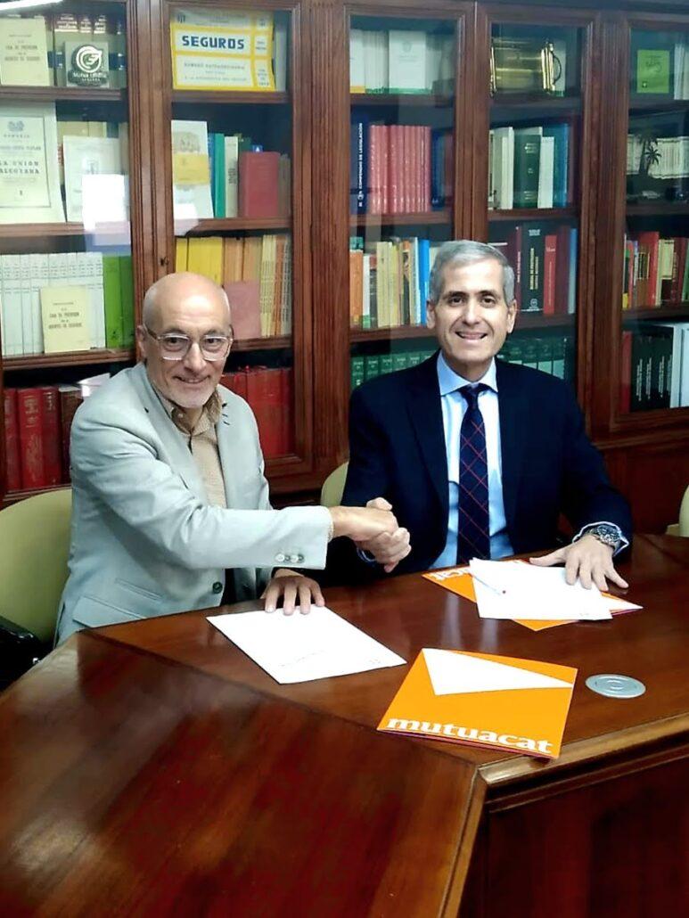 Leo Martínez, directiu de Mutuacat i Florentino Pastor, president del Col·legi de Mediadors d'Alacant, en la signatura del conveni