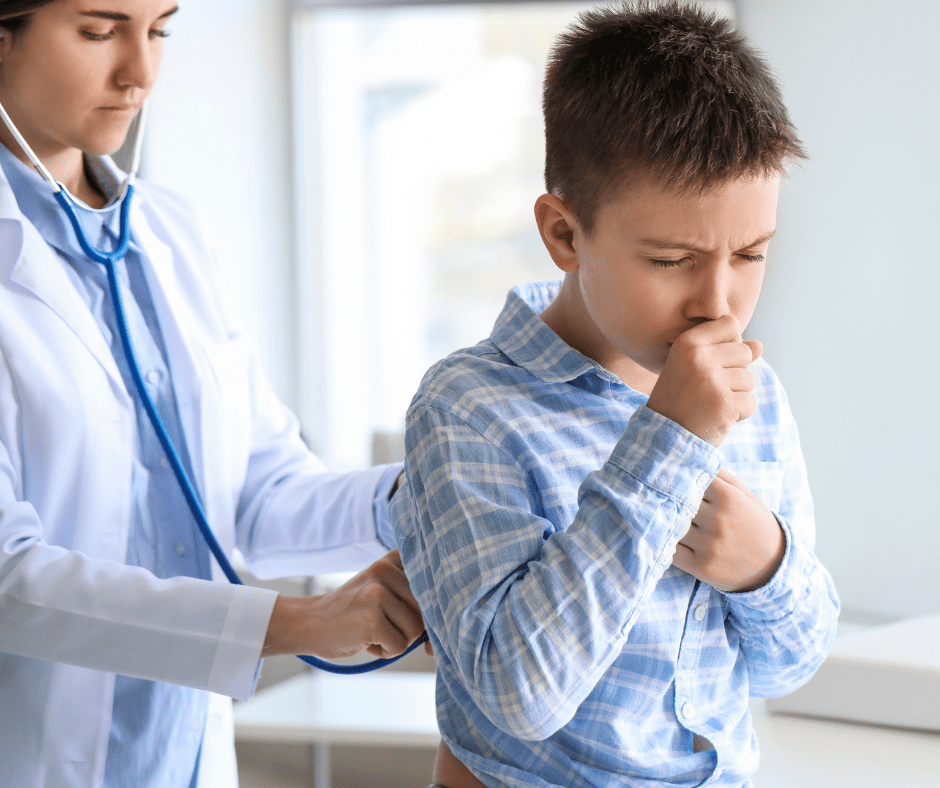Un nen amb tos és auscultat per la metgessa
