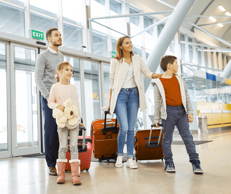 Família en un aeroport preparada per a un viatge. Cal estar preparat per cuiidar la salut durant els viatges