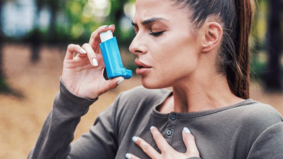 Asma i esport. Una noia que practica esport fa servir el seu inhalador